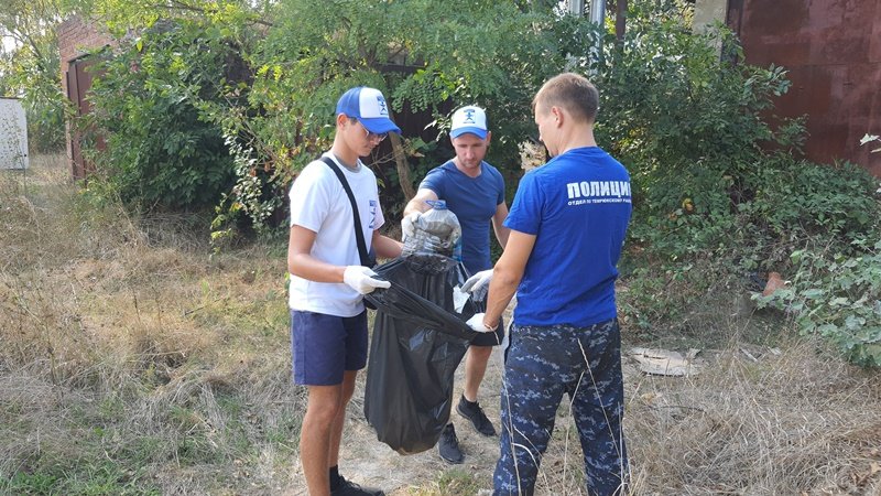 Сотрудники полиции совместно с волонтёрами  приняли участие во Всероссийском экологическом субботнике